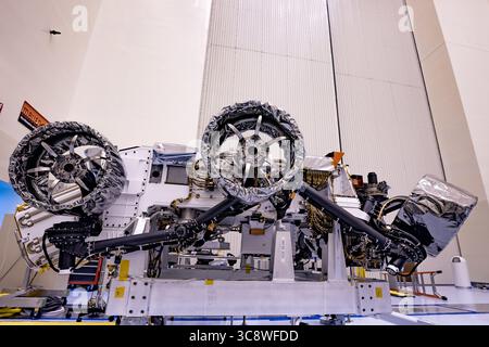 2 avril 2020 - KSC, Floride, États-Unis - les roues sont installées sur le rover mars Perseverance de la NASA à l'intérieur de l'installation d'entretien des charges dangereuses utiles du Kennedy Space Center le 30 mars 2020. Perseverance décollera à bord d’une fusée Atlas V 541 United Launch Alliance de la Station aérienne de Cape Canaveral en juillet 2020. Le programme des services de lancement de la NASA basé à Kennedy gère le lancement. Le rover atterrira sur mars le 18 février 2021. (Crédit image : © NASA/ZUMA Wire/ZUMAPRESS.com) Banque D'Images
