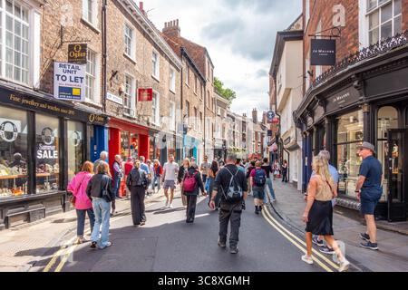 Une vue le long de Loe Petergate à York, Royaume-Uni. La rue est animée par les touristes et les acheteurs. Banque D'Images