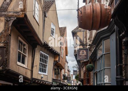 The Shambles in York, Royaume-Uni est une rue médiévale bien préservée, célèbre pour ses bâtiments à pans de bois surplombants et ses ruelles pavées. Banque D'Images