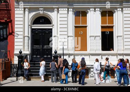 12 Matcha, 54 Bond St, New York. Des gens faisant la queue devant un café matcha dans le quartier NoHo de Manhattan. Banque D'Images