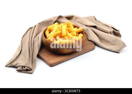 Arachides à maïs soufflé en-cas isolés sur fond blanc. Banque D'Images