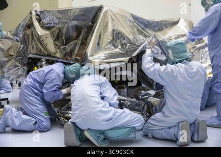 18 février 2020 - KSC, Floride, États-Unis - le mars 2020 rover subit un traitement à l'intérieur de l'installation d'entretien des matières dangereuses de charge utile au Kennedy Space Center de NASAâ€™ en Floride le 13 février 2020. Le vaisseau spatial a été transporté de Californie à Kennedy à bord d'un avion C-17 le 12 février. Prévue pour la mi-juillet 2020, la mission devrait être lancée à bord d'une fusée Atlas V 541 depuis la base aérienne de Cape Canaveral. Le lancement est géré par le programme Launch services. Le rover mars 2020 recherchera des signes de vie microbienne passée, caractérisera le climat et la géologie de la planète, collectera des échantillons pour le futu Banque D'Images