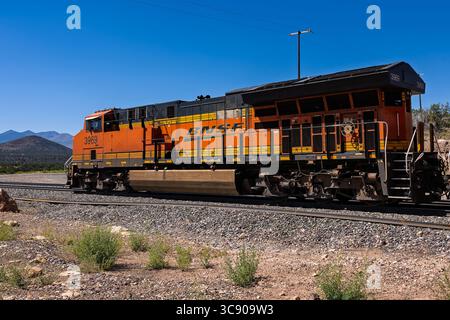 Cosnino Crossing 8-2-2025 Flagstaff, AZ USA BNSF Railway GE ET44C-4 locomotive #3969 menant un train de marchandises en direction ouest sur la BNSF Seligman Sub Banque D'Images