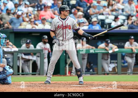 Kansas City, Missouri, États-Unis. 30 juillet 2025. Austin Riley (27), troisième joueur de base des Braves d'Atlanta, affronte les Royals de Kansas City au Kauffman Stadium de Kansas City, Missouri. David Smith/CSM/Alamy Live News Banque D'Images