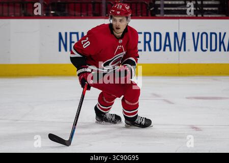 20 février 2021 : Sebastian Aho (20 ans), membre de l'aile droite des Hurricanes de la Caroline du Nord, lors du match de la LNH opposant les Blackhawks de Chicago aux Hurricanes de la PNC Arena à Raleigh, Caroline du Nord. Brian McWalters/CSM(image de crédit : &copy ; Brian Mcwalters/CSM via ZUMA Wire) Banque D'Images