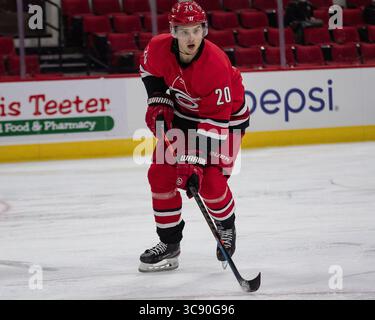 20 février 2021 : Sebastian Aho (20 ans), membre de l'aile droite des Hurricanes de la Caroline du Nord, lors du match de la LNH opposant les Blackhawks de Chicago aux Hurricanes de la PNC Arena à Raleigh, Caroline du Nord. Brian McWalters/CSM(image de crédit : &copy ; Brian Mcwalters/CSM via ZUMA Wire) Banque D'Images