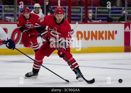 20 février 2021 : Sebastian Aho (20 ans), membre de l'aile droite des Hurricanes de la Caroline du Nord, lors du match de la LNH opposant les Blackhawks de Chicago aux Hurricanes de la PNC Arena à Raleigh, Caroline du Nord. Brian McWalters/CSM(image de crédit : &copy ; Brian Mcwalters/CSM via ZUMA Wire) Banque D'Images