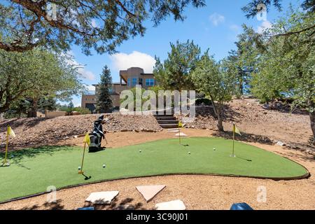 Un parcours de golf pittoresque qui dispose d'une maison en arrière-plan Banque D'Images