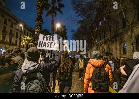 22 février 2021, Barcelone, Catalogne, Espagne : un manifestant tient une pancarte appelant à la liberté de Pablo Hasel pendant la manifestation. Septième nuit de manifestations et d'émeutes en réponse à l'arrestation et à l'emprisonnement du rappeur Pablo Hasel accusé d'exalter le terrorisme et d'insulter la couronne pour le contenu des paroles de ses chansons. (Crédit image : © Paco Freire/SOPA images via ZUMA Wire) Banque D'Images