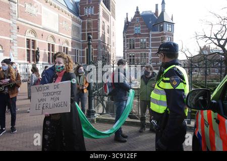 26 février 2021, Amsterdam, pays-Bas : les militants écologistes extinction Rebellion pendant la manifestation bloquent l'entrée principale du Rijksmuseum le 26 février 2021 à Amsterdam, pays-Bas. Les protestataires environnementaux de extinction Rebellion manifestent contre le lobby des grandes entreprises leur influence sur la politique, le climat et la crise écologique et ces conséquences et exigent une Assemblée citoyenne pour une politique climatique juste. (Crédit image : © Paulo Amorim/VW pics via ZUMA Wire) Banque D'Images