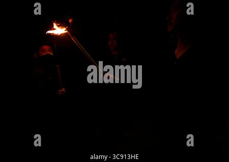 27 février 2021, Katmandou, Népal : des dévots allument des torches lors d'une procession de chars autour du Stupa de Boudhanath pendant le festival Mamla à l'intérieur du site du patrimoine mondial de l'UNESCO à Katmandou, Népal, le samedi 27 février 2021. (Crédit image : © Skanda Gautam/ZUMA Wire) Banque D'Images