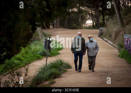 27 février 2021, Barcelone, Catalogne, Espagne : ce samedi après-midi, un couple portant des masques de protection se promène le long du parc El Guinardo à Barcelone. Entre autres restrictions, le confinement régional est en cours en Catalogne pour tenter d’enrayer la propagation du coronavirus. Les jours prochains, plusieurs régions espagnoles vont assouplir certaines restrictions compte tenu de l'amélioration de la situation épidémiologique. (Crédit image : © Jordi Boixareu/ZUMA Wire) Banque D'Images