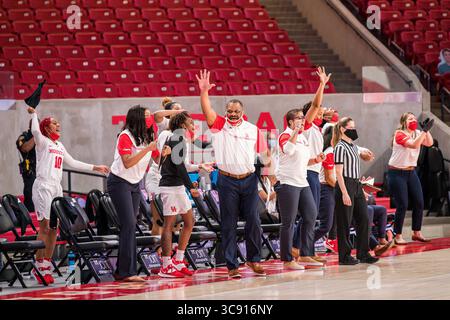 27 février 2021, Houston, Texas, États-Unis : le banc des Cougars de Houston célèbre pendant la première moitié du match de basket-ball entre les South Florida Bulls et les Cougars de Houston le 27 février 2021, au Fertitta Center à Houston, Texas. Les Cougars remportent une victoire de 67-49 lors de la première victoire sur un adversaire classé depuis la saison 2010. (Crédit image : © Lynn Pennington/ZUMA Wire) Banque D'Images