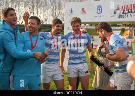 28 février 2021, Madrid, Espagne : L'équipe Argentine pose avec le trophée après avoir remporté le Madrid Rugby 7s à l'Estadio Nacional Complutense à Madrid, Espagne. (Crédit image : © Gerard Franco/DAX via ZUMA Wire) Banque D'Images