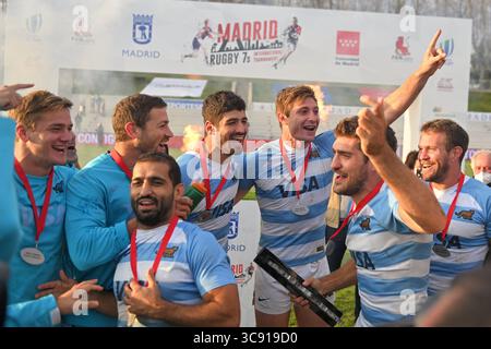 28 février 2021, Madrid, Espagne : L'équipe Argentine pose avec le trophée après avoir remporté le Madrid Rugby 7s à l'Estadio Nacional Complutense à Madrid, Espagne. (Crédit image : © Gerard Franco/DAX via ZUMA Wire) Banque D'Images