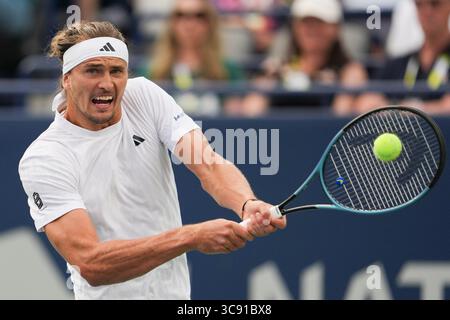 Toronto, Canada. 04 août 2025. Alexander Zverev, d'Allemagne, joue un revers contre Alexei Popyrin, d'Australie, lors de la manche masculine de 16 matchs en simple, le jour 10 de l'ATP Masters 1000 National Bank Open au Sobeys Stadium. Le 4 août 2025 à Toronto, Canada. (Photo de Leonardo Ramirez/Eyepix Group) crédit : Eyepix Group/Alamy Live News Banque D'Images