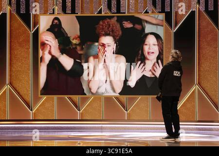 28 février 2021, Beverly Hills, Californie, États-Unis : Andra Day (c) réagit après avoir été nommée lauréate du prix de la meilleure actrice - film dramatique pour « The United States vs Billie Holiday » via une vidéo de Joaquin Phoenix lors de la 78e cérémonie annuelle des Golden Globe Awards qui s’est tenue au Beverly Hilton Hotel. (Crédit image : © Christopher Polk/NBC via ZUMA Wire) Banque D'Images