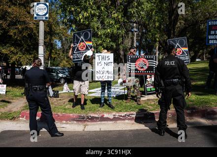 27 février 2021, Los Angeles, Californie, États-Unis : la police forme une file devant les manifestants anti-vaccination pour s’assurer qu’ils restent sur le trottoir et ne perturbent pas le site de vaccination de masse récemment rouvert au stade Dodger de Los Angeles, CA. (Crédit image : © Raquel Natalicchio/ZUMA Wire) Banque D'Images