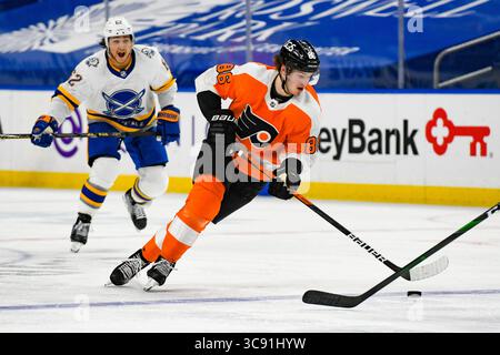 28 février 2021 : Joel Farabee (86), ailier des Flyers de Philadelphie, contrôle la rondelle pendant la troisième période de jeu. Les Flyers de Philadelphie ont battu les Sabres de Buffalo 3-0 dans un match dans la LNH au KeyBank Center de Buffalo, NYC. Photo par Alan Schwartz/CSM(image de crédit : &copy ; Alan Schwartz/CSM via ZUMA Wire) Banque D'Images