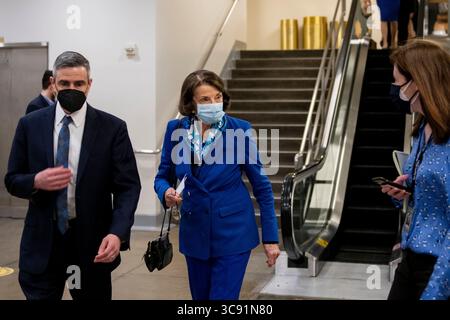 2 mars 2021, Washington, District de Columbia, États-Unis : la sénatrice américaine Dianne Feinstein (démocrate de Californie) discute avec les journalistes alors qu'elle passe dans le métro du Sénat suite à un vote au Capitole des États-Unis à Washington, DC, mardi 2 mars 2021. Crédit : Rod Lamkey / CNP (crédit image : © Rod Lamkey - CNP/CNP via ZUMA Wire) Banque D'Images