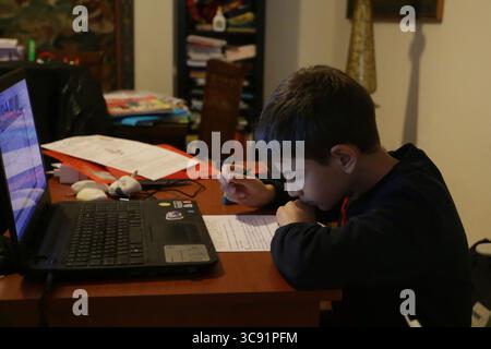 2 mars 2021, Athènes, Grèce : un élève qui suit un enseignement à distance en Grèce. Des mesures strictes de confinement se poursuivront à Athènes et dans la région environnante de l'Attique pendant une semaine de plus. (Crédit image : © Aristidis VafeiadakisZUMA Wire) Banque D'Images