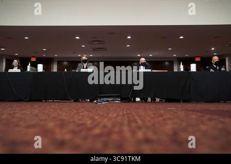 3 mars 2021, Washington, District de Columbia, États-Unis : Melissa Smislova, haut fonctionnaire exerçant les fonctions de sous-secrétaire, Bureau du renseignement et de l'analyse, Département de la sécurité intérieure ; directeur adjoint du FBI de la Division de la lutte contre le terrorisme Jill Sanborn ; Robert Salesses, haut fonctionnaire exerçant les fonctions de secrétaire adjoint à la Défense intérieure et à la sécurité mondiale, Département de la Défense et de l'Armée Major Gen. William Walker, commandant général de la Garde nationale du District de Columbia sont vus lors d'un Sénat sécurité intérieure et Affaires gouvernementales et Règlement du Sénat Banque D'Images