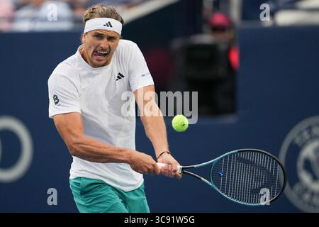 Toronto, Canada. 04 août 2025. Alexander Zverev, d'Allemagne, joue un revers contre Alexei Popyrin, d'Australie, lors de la manche masculine de 16 matchs en simple, le jour 10 de l'ATP Masters 1000 National Bank Open au Sobeys Stadium. Le 4 août 2025 à Toronto, Canada. (Photo de Leonardo Ramirez/Eyepix Group/Sipa USA) crédit : Sipa USA/Alamy Live News Banque D'Images