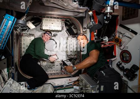 8 février 2021 - atmosphère terrestre - les astronautes de la NASA et les ingénieurs de vol de l'expédition 64 Kate Rubins et Victor Glover travaillent à configurer et à ouvrir le sas de NanoRacks Bishop attaché au module tranquillité. Bishop permettra plus de recherches commerciales, de déploiements de satellites et d'opérations de fret à l'extérieur dans le vide spatial. (Crédit image : © NASA/ZUMA Wire/ZUMAPRESS.com) Banque D'Images