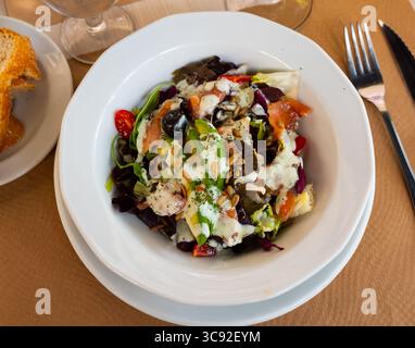 Salade d'avocat au saumon fumé servie sur plateau Banque D'Images