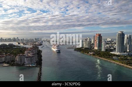 Doublure de luxe vue aérienne drone. Bateau quittant le port de Miami en passant par Fisher Island. Destination du voyage. Vacances en bateau de croisière. Bateau de croisière aérienne dans Banque D'Images