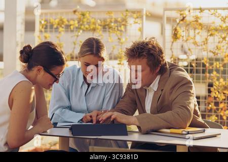 Participer à une réunion d'affaires collaborative en plein air axée sur le travail d'équipe et la dynamique Banque D'Images