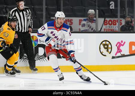 13 mars 2021 : le centre des Rangers de New York Kevin Rooney (17 ans) joue la rondelle à la ligne bleue lors du match de la LNH entre les Rangers de New York et les Bruins de Boston qui se tient au TD Garden, à Boston, Mass. Les Rangers battent les Bruins 4-0. Eric Canha/CSM(image de crédit : &copy ; Eric Canha/CSM via ZUMA Wire) Banque D'Images