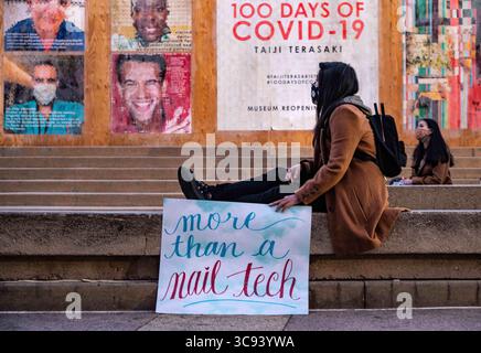 14 mars 2021, Los Angeles, Californie, États-Unis : une femme tient sa pancarte lors d’un rassemblement organisé par la communauté â€˜Stop Asian Hateâ€™ devant le Japanese American National Museum à Los Angeles, CA. (Crédit image : © Raquel Natalicchio/ZUMA Wire) Banque D'Images