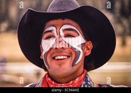 15 février 2021, High Rolls, Nouveau-Mexique, États-Unis : un clown de rodéo professionnel ou torerolier avec son maquillage dans un rodéo de petite ville au Nouveau-Mexique. Le boulot du clown est de protéger tout cow-boy tombé du taureau. (Crédit image : © Jon G. Fuller/VW pics via ZUMA Wire) Banque D'Images