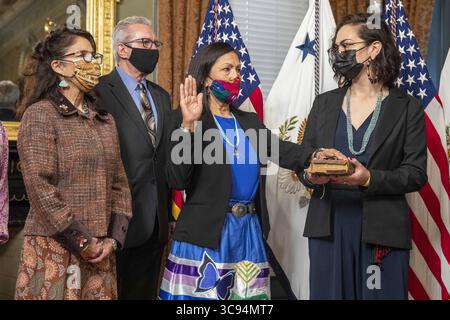 18 mars 2021, Washington, District de Columbia, États-Unis : Debra Haaland, avec sa fille Somah Haaland (à droite) et les membres de sa famille, participe à sa cérémonie de serment en tant que secrétaire de l'intérieur dans le bureau cérémonial du vice-président dans l'immeuble du bureau exécutif Eisenhower à Washington, DC, États-Unis, le 18 mars 2021. Debra Haaland est la première personne amérindienne à servir en tant que secrétaire du Cabinet présidentiel (crédit image : © Shawn Thew - Pool via CNP/CNP via ZUMA Wire) Banque D'Images