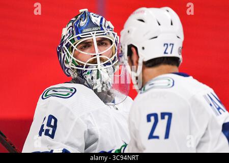20 mars 2021 : le gardien des Canucks de Vancouver Braden Holtby (49 ans) regarde le défenseur des Canucks de Vancouver Travis Hamonic (27 ans) lors du match des Canucks de Vancouver contre le canadien de Montréal au Centre Bell à Montréal, Québec. David Kirouac/CSM(image de crédit : &copy ; David Kirouac/CSM via ZUMA Wire) Banque D'Images