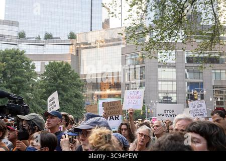 New York, États-Unis. 04 août 2025. NEW YORK, NEW YORK - 04 AOÛT : plusieurs centaines de personnes et militants se rassemblent pour un rassemblement et une marche dirigés par des groupes juifs de gauche près de l'hôtel Trump à Columbus Circle pour exiger la fin de la guerre à Gaza le 4 août 2025, à New York. Crédit : Ron Adar/Alamy Live News Banque D'Images