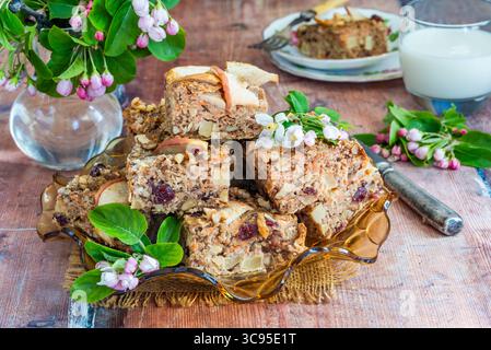 Flocons d'avoine maison, carottes, pommes et noix flapjack pour un petit déjeuner sain Banque D'Images