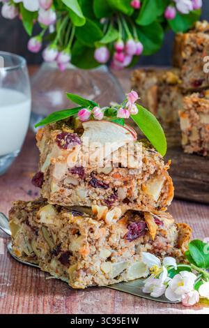 Flocons d'avoine maison, carottes, pommes et noix flapjack pour un petit déjeuner sain Banque D'Images