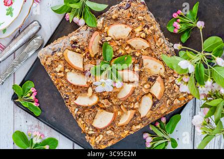 Flocons d'avoine maison, carottes, pommes et noix flapjack pour un petit déjeuner sain Banque D'Images