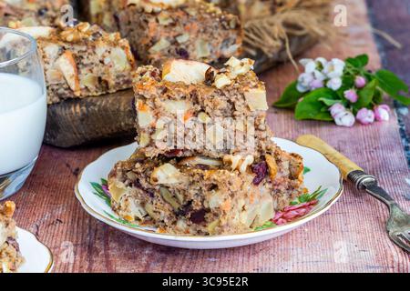 Flocons d'avoine maison, carottes, pommes et noix flapjack pour un petit déjeuner sain Banque D'Images