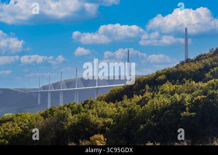 Une vue du viaduc de Millau, à travers la vallée des gorges du Tarn près (ouest de) Millau dans le département de l'Aveyron dans la région Occitanie, France Banque D'Images