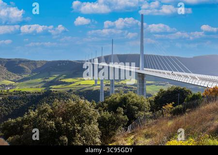 Une vue du viaduc de Millau, à travers la vallée des gorges du Tarn près (ouest de) Millau dans le département de l'Aveyron dans la région Occitanie, France Banque D'Images