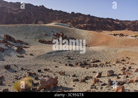 Paysage désertique volcanique avec des collines douces et des rochers éparpillés sur le plateau du Teide à Minas de San Jose Banque D'Images