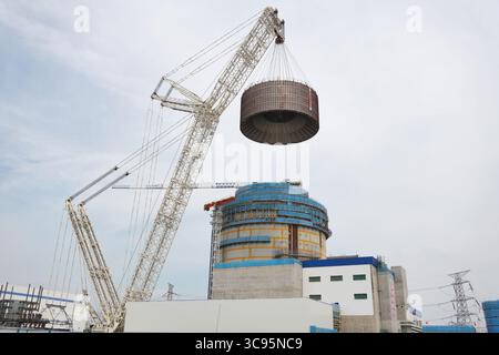 YANTAI, CHINE - 4 AOÛT 2025 - Une grosse grue soulève le module CB20 de l'île nucléaire de l'unité 3 à la centrale nucléaire de Haiyang à Yantai, dans la province du Shandong, en Chine, le 4 août 2025. Banque D'Images