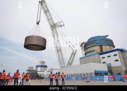 YANTAI, CHINE - 4 AOÛT 2025 - Une grosse grue soulève le module CB20 de l'île nucléaire de l'unité 3 à la centrale nucléaire de Haiyang à Yantai, dans la province du Shandong, en Chine, le 4 août 2025. Banque D'Images