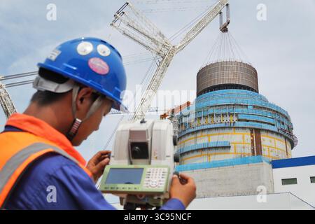 YANTAI, CHINE - 4 AOÛT 2025 - Un membre du personnel surveille le processus de levage du module CB20 sur le site de levage de l'île nucléaire de l'unité 3 de la centrale nucléaire de Shandong Haiyang. Centrale nucléaire de Shandong Haiyang à Yantai, Shandong, Chine, le 4 août 2025. Banque D'Images
