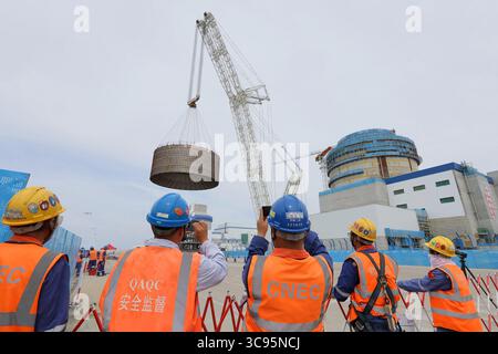 YANTAI, CHINE - 4 AOÛT 2025 - des membres du personnel surveillent le processus de levage du module CB20 sur le site de levage de l'île nucléaire de l'unité 3 de la centrale nucléaire de Shandong Haiyang. Centrale nucléaire de Shandong Haiyang à Yantai, Shandong, Chine, le 4 août 2025. Banque D'Images