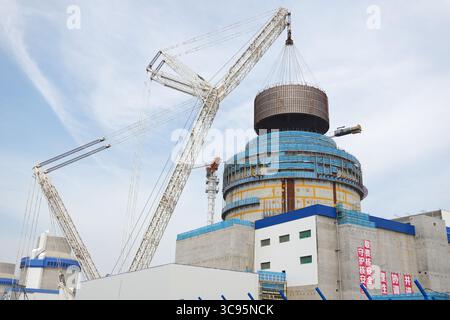 YANTAI, CHINE - 4 AOÛT 2025 - Une grosse grue soulève le module CB20 de l'île nucléaire de l'unité 3 à la centrale nucléaire de Haiyang à Yantai, dans la province du Shandong, en Chine, le 4 août 2025. Banque D'Images