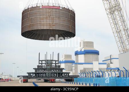 YANTAI, CHINE - 4 AOÛT 2025 - Une grosse grue soulève le module CB20 de l'île nucléaire de l'unité 3 à la centrale nucléaire de Haiyang à Yantai, dans la province du Shandong, en Chine, le 4 août 2025. Banque D'Images